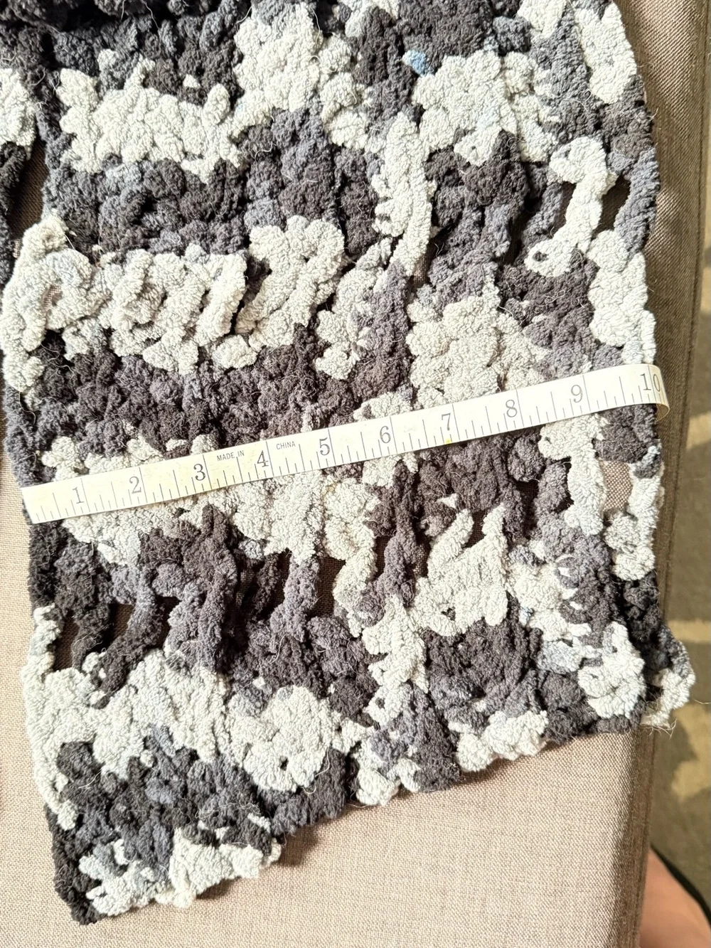 Cozy Crocheted Soft Textured Scarf - Gray & Black BN